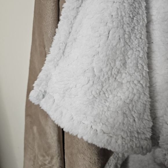⭐️40% Off⭐️ Socialite Hooded Sherpa Throw Poncho - Picture 13 of 14